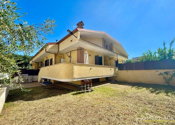casa indipendente in vendita a Roma in zona Finocchio