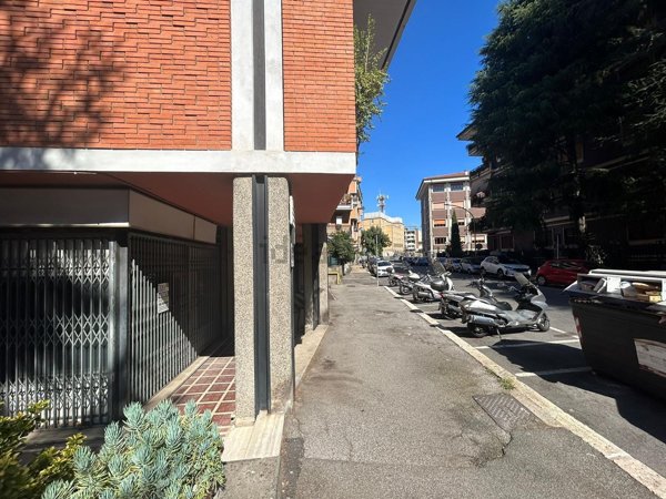 locale commerciale in vendita a Roma in zona Tuscolano