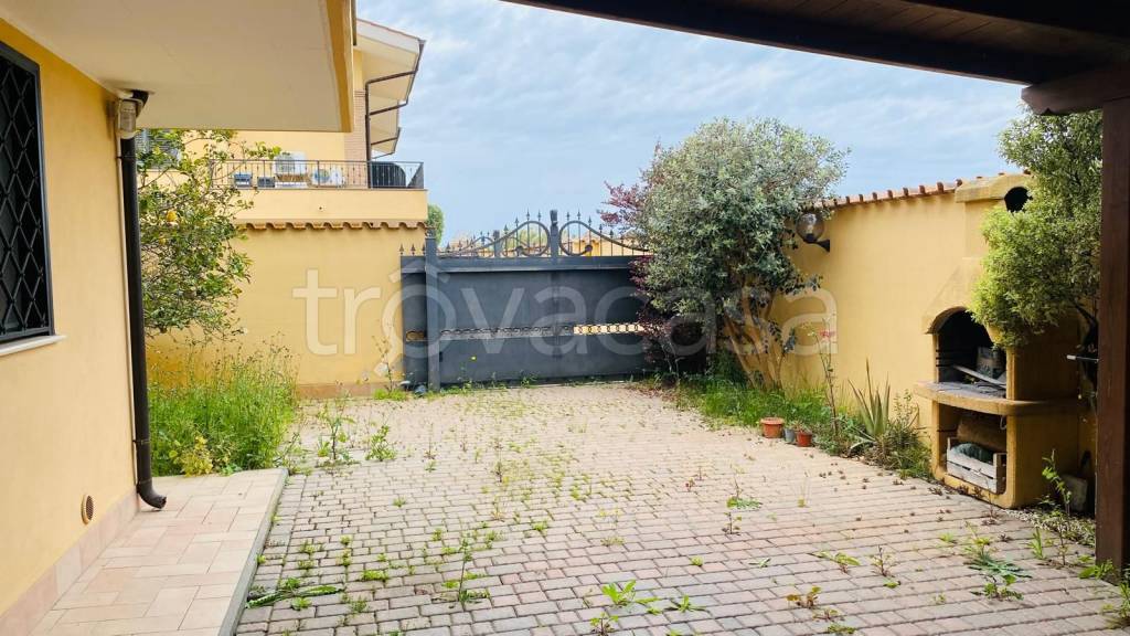 casa indipendente in vendita a Roma in zona Casal Palocco