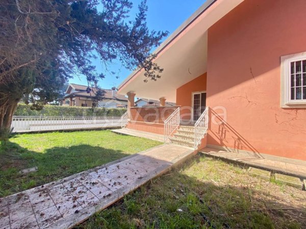 casa indipendente in vendita a Roma in zona Infernetto