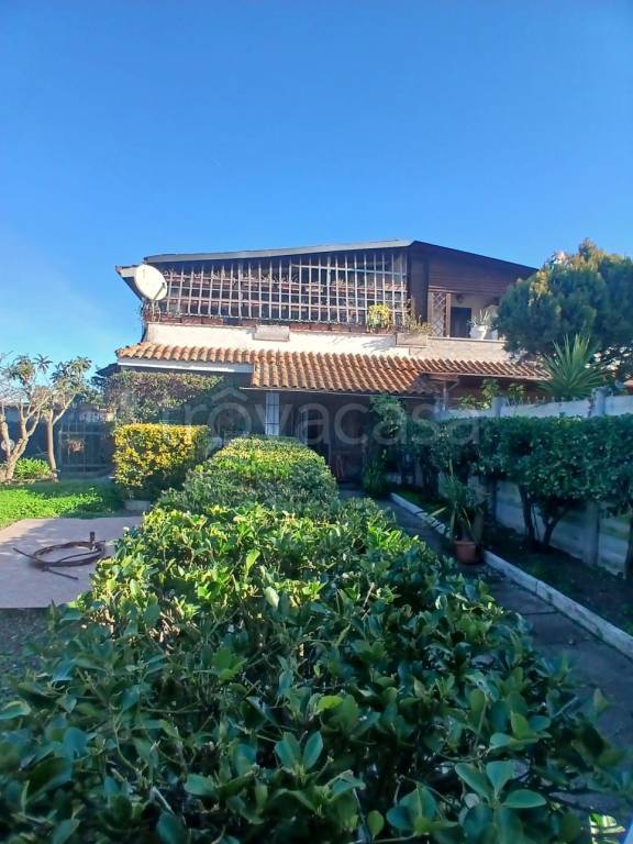 casa indipendente in vendita a Roma in zona Ostia Antica