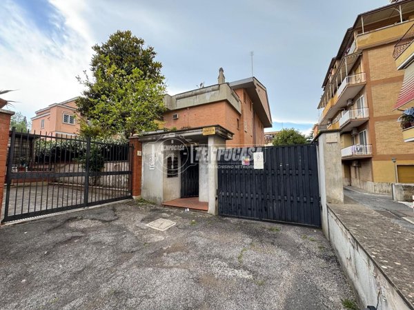 appartamento in vendita a Roma in zona Tomba di Nerone