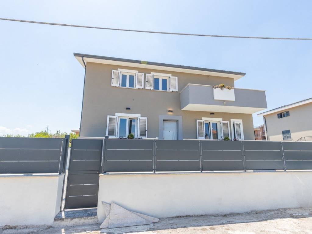 casa indipendente in vendita a Roma in zona Lunghezza