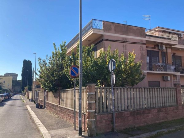 appartamento in vendita a Roma in zona Ostia Antica