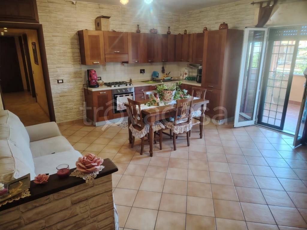 appartamento in vendita a Roma in zona Axa