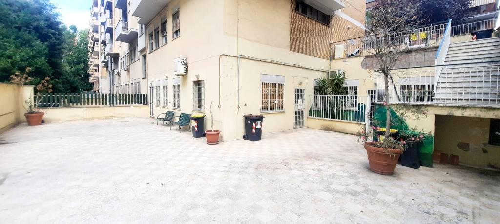 appartamento in vendita a Roma in zona Ardeatino