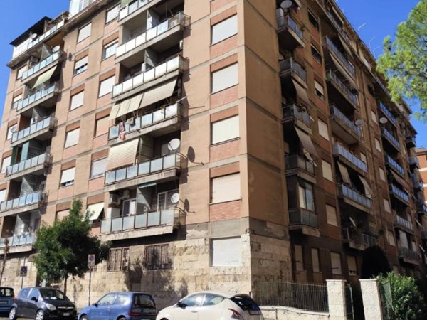 appartamento in vendita a Roma in zona Ostiense