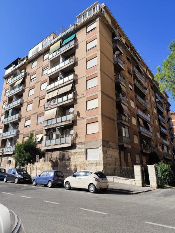appartamento in vendita a Roma in zona Ostiense