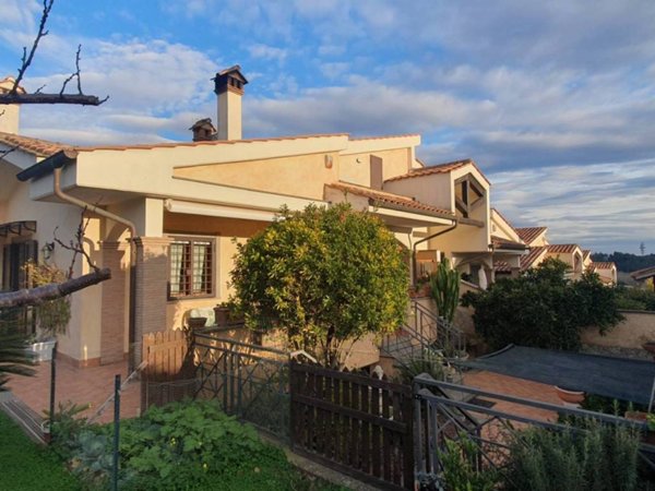 casa indipendente in vendita a Roma in zona Pantan Monastero