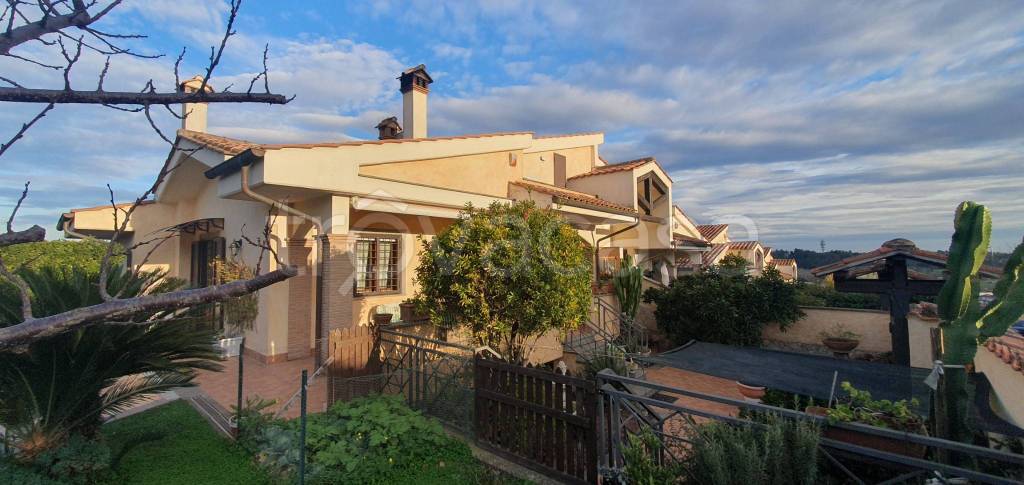 casa indipendente in vendita a Roma in zona Pantan Monastero