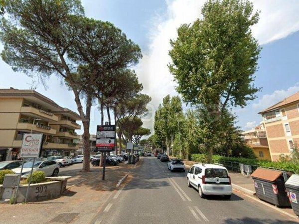 negozio in vendita a Roma in zona Tomba di Nerone