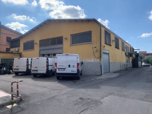 locale commerciale in vendita a Roma in zona Torre Angela