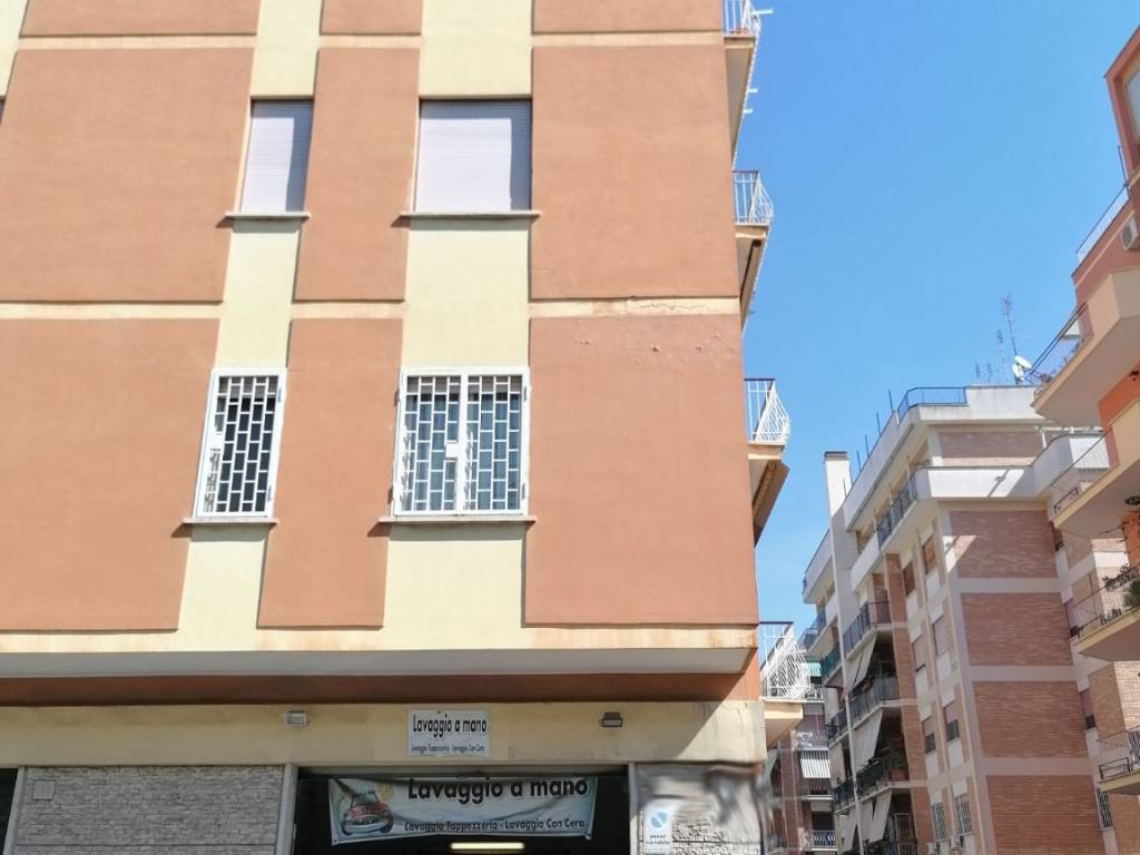 negozio in vendita a Roma in zona Appio Claudio