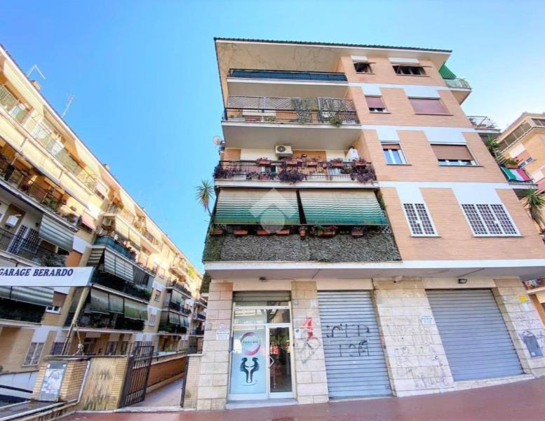 locale commerciale in vendita a Roma in zona Portuense