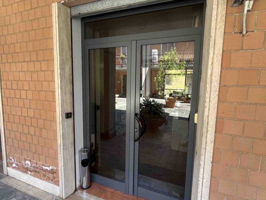 negozio in vendita a Roma in zona Appio Claudio