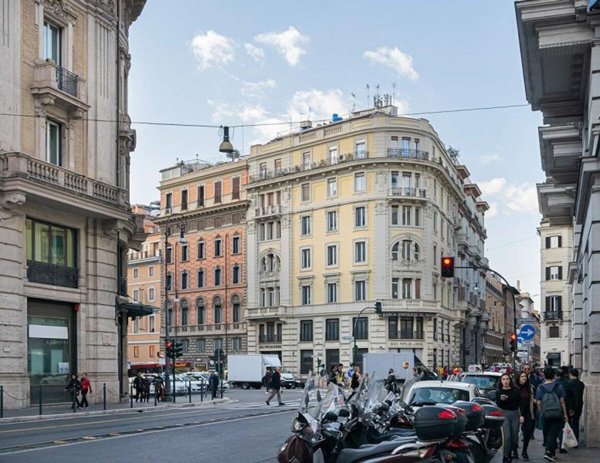locale commerciale in vendita a Roma in zona Trevi-Colonna