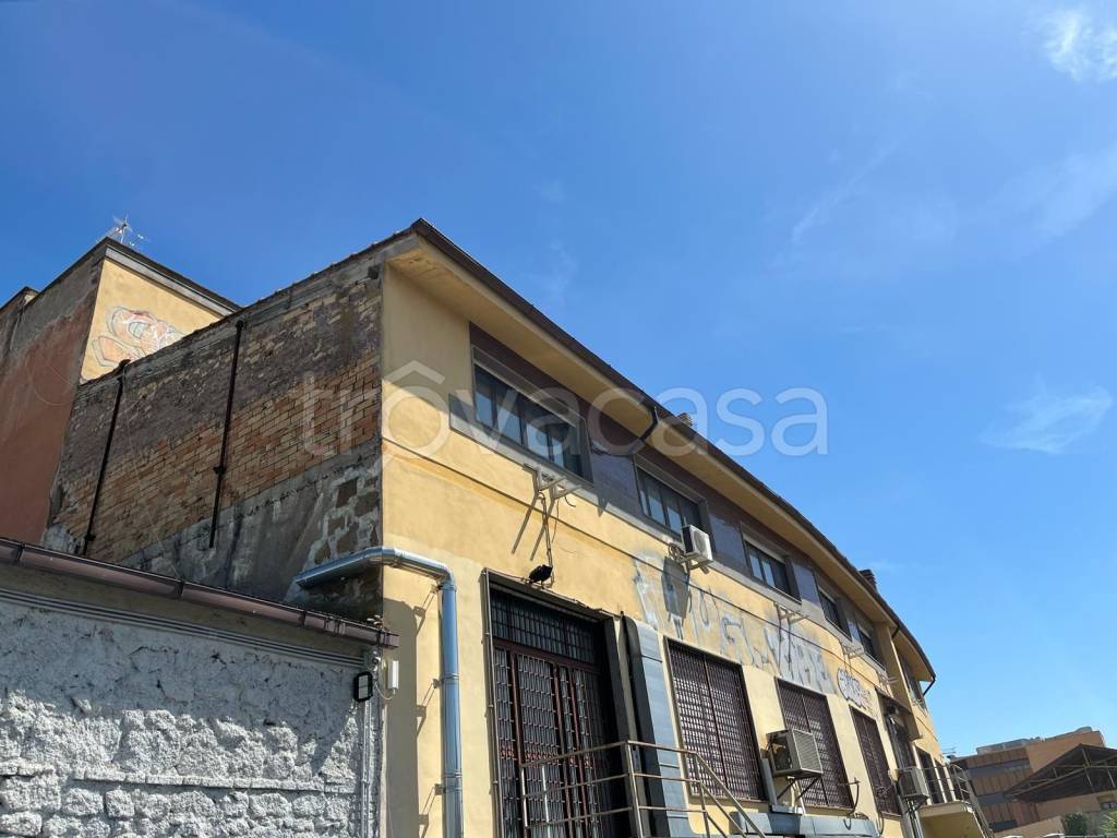 negozio in vendita a Roma in zona Tuscolano