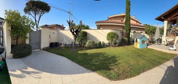 casa indipendente in vendita a Roma in zona Infernetto