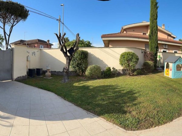 casa indipendente in vendita a Roma in zona Infernetto