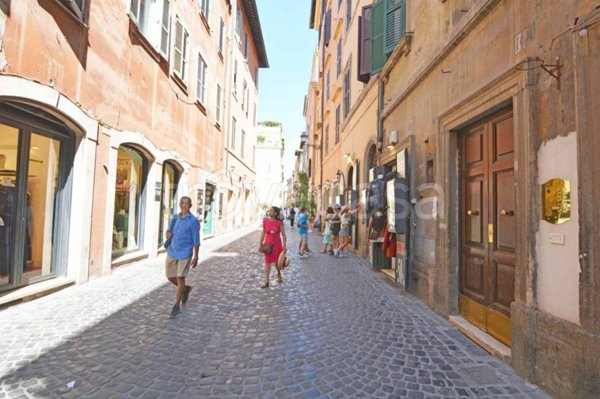 appartamento in vendita a Roma in zona Parione/Sant'Eustachio