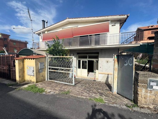 negozio in vendita a Roma in zona Finocchio