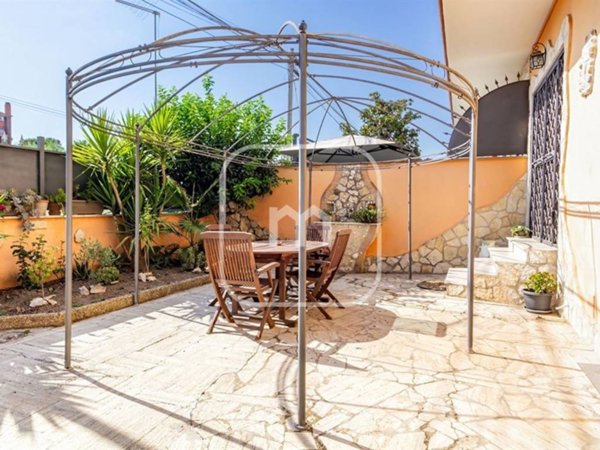 appartamento in vendita a Roma in zona Lago Regillo