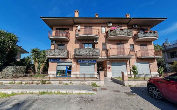 negozio in vendita a Roma in zona Case Rosse