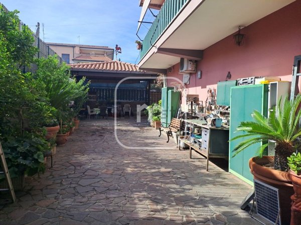 casa semindipendente in vendita a Roma in zona Finocchio