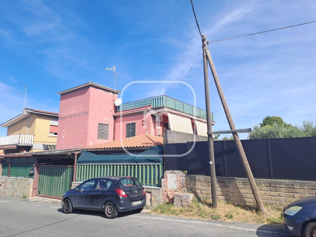 casa semindipendente in vendita a Roma in zona Finocchio