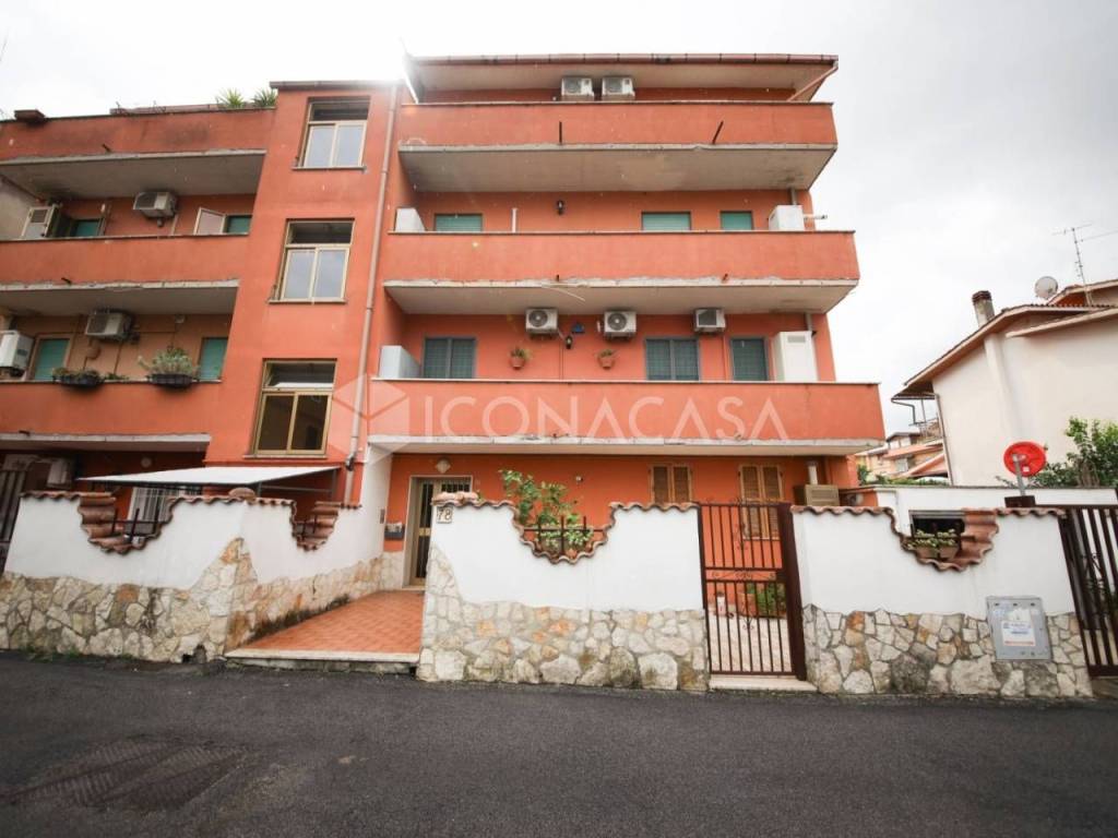appartamento in vendita a Roma in zona Castelverde