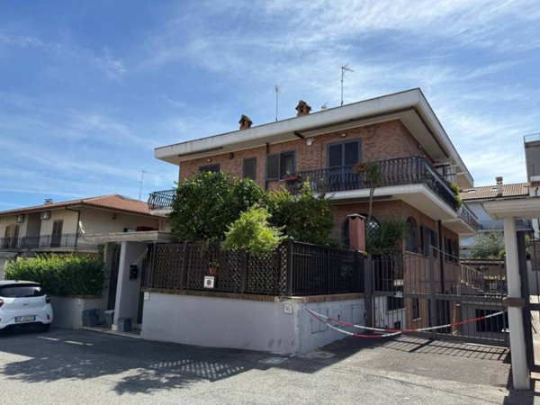 casa indipendente in vendita a Roma in zona Borghesiana