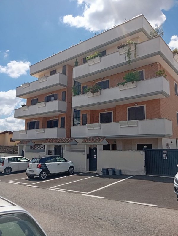 appartamento in vendita a Roma in zona Selva Candida