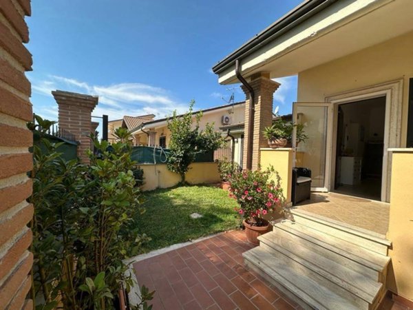 casa indipendente in vendita a Roma in zona Ostia Antica