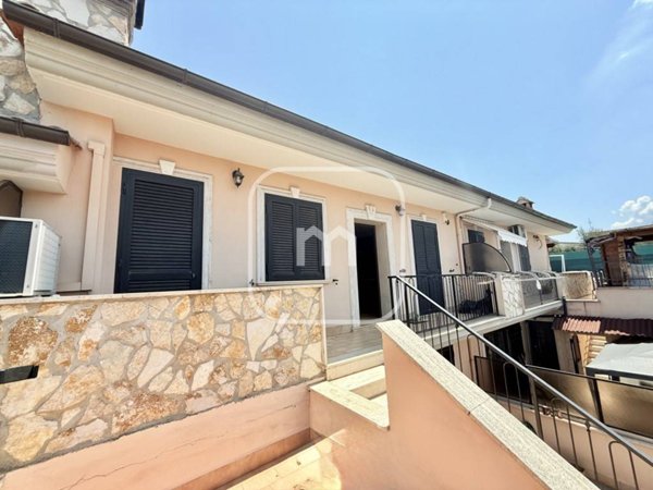 casa indipendente in vendita a Roma in zona Lunghezza