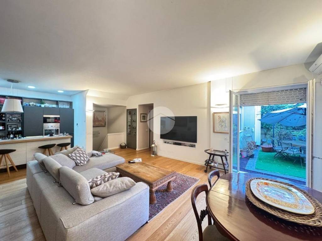 appartamento in vendita a Roma in zona Ardeatino