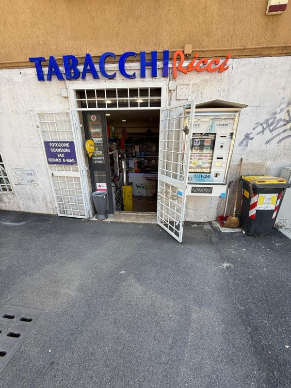 locale commerciale in vendita a Roma in zona Ostiense