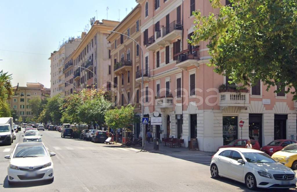negozio in vendita a Roma in zona Appio Latino