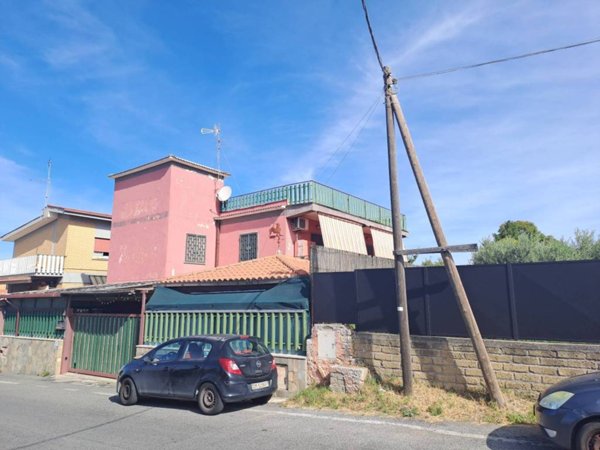 casa indipendente in vendita a Roma in zona Finocchio