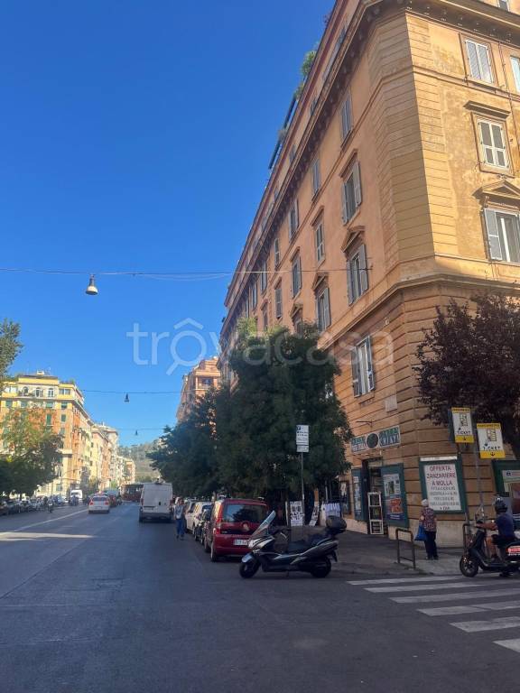 negozio in vendita a Roma in zona Rione Prati