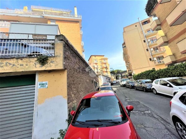 locale commerciale in vendita a Roma