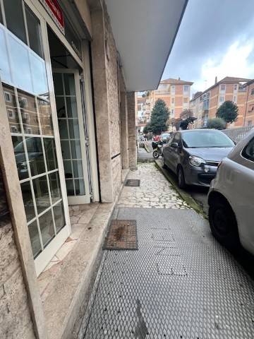 negozio in vendita a Roma in zona Tomba di Nerone