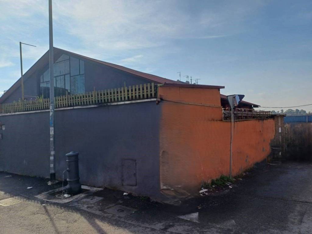 locale commerciale in vendita a Roma in zona Torre Angela