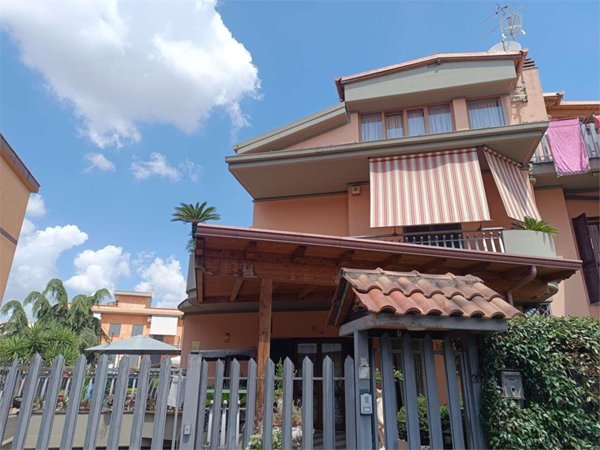 casa indipendente in vendita a Roma in zona Finocchio