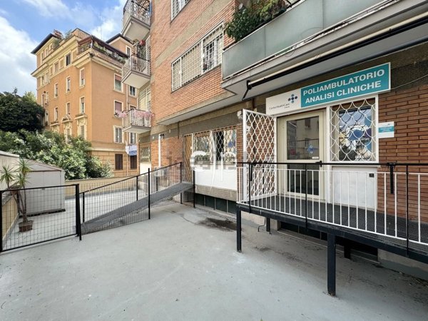 locale commerciale in vendita a Roma