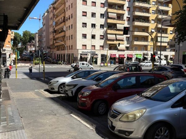 negozio in vendita a Roma in zona Tuscolano