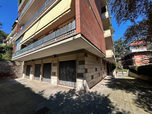 locale commerciale in vendita a Roma