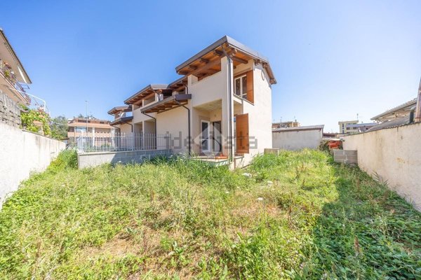 appartamento in vendita a Roma in zona Giardini di Corcolle