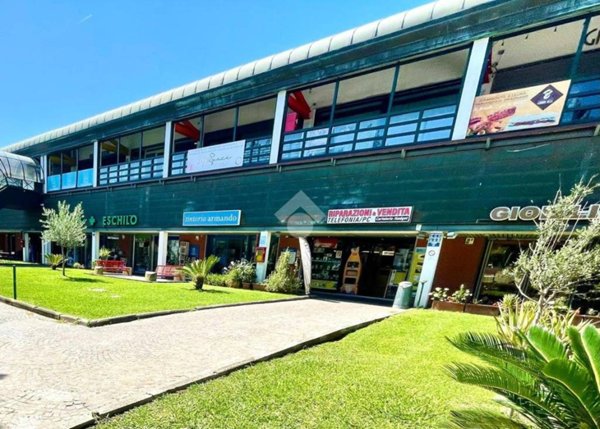 negozio in vendita a Roma in zona Axa