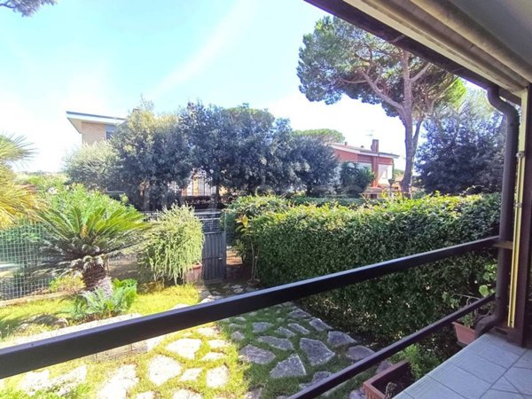 casa indipendente in vendita a Roma in zona Casal Palocco