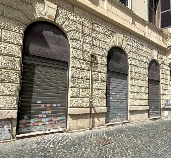 locale commerciale in vendita a Roma in zona Rione Prati